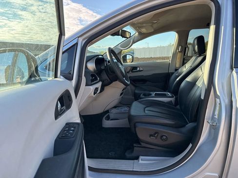 Used 2024 Chrysler Pacifica Touring-L FWD image 6