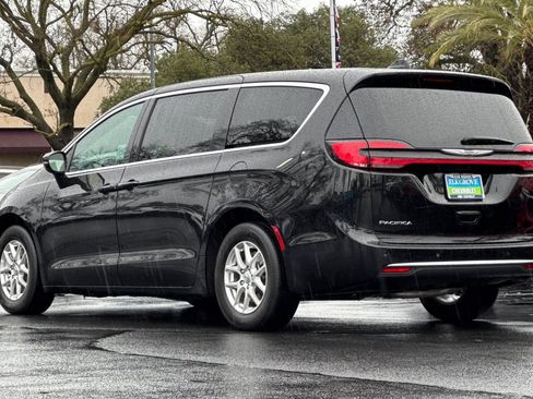 Used 2025 Chrysler Pacifica Select image 5