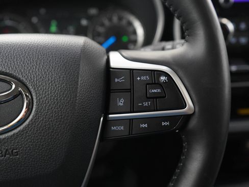 Used 2025 Toyota Highlander XLE AWD/4WD image 25
