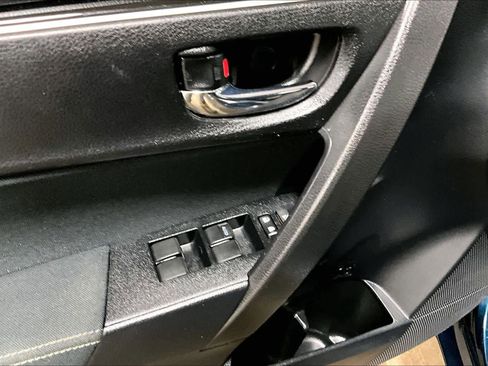 Used 2018 Toyota Corolla LE image 31