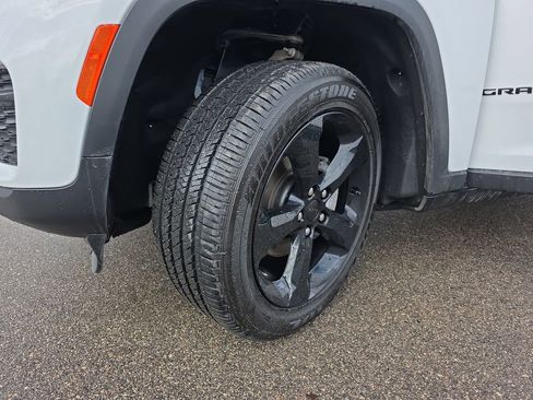 New 2025 Jeep Grand Cherokee Altitude image 32