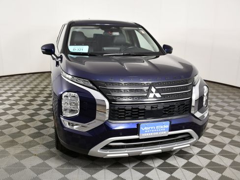 Used 2023 Mitsubishi Outlander SE AWD/4WD image 3
