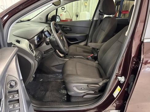 Used 2020 Chevrolet Trax LT FWD image 29