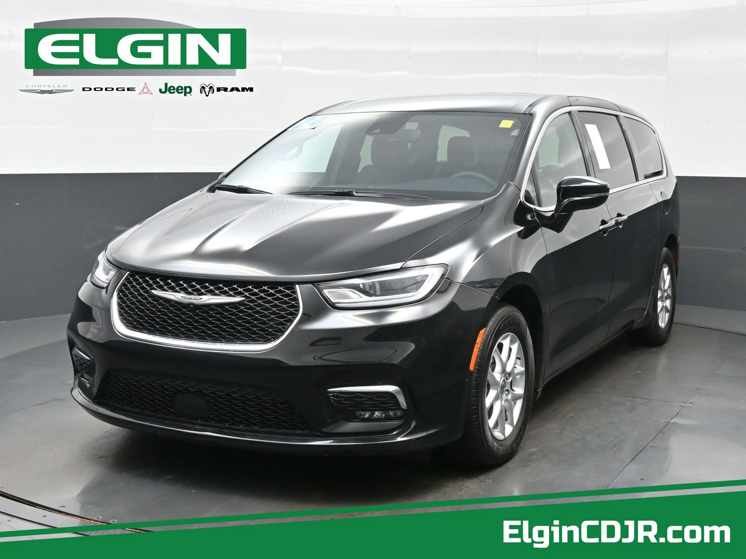 Used 2024 Chrysler Pacifica Touring FWD image 1