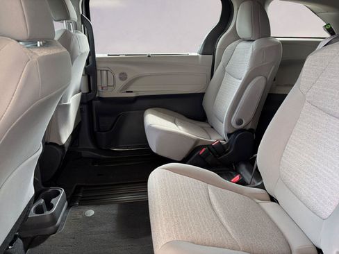 Used 2024 Toyota Sienna LE FWD image 13