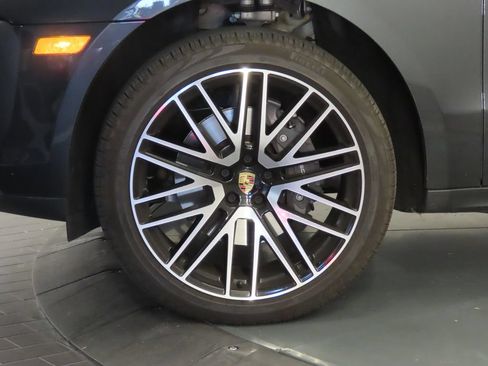 Certified 2026 Porsche Macan AWD/4WD image 11