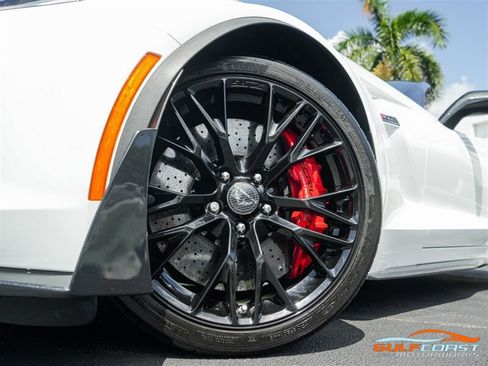 Used 2016 Chevrolet Corvette Z06 w/ 3LZ Preferred Equipment Group RWD image 11
