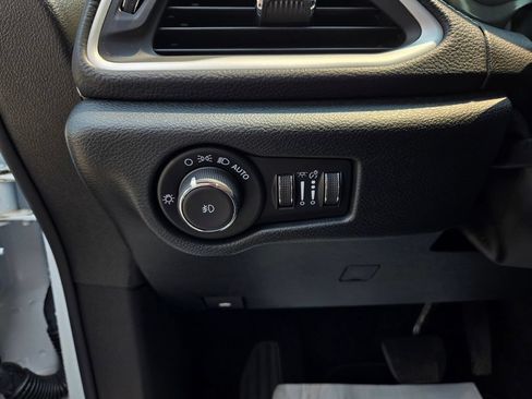 Used 2025 Chrysler Pacifica Select AWD/4WD image 14