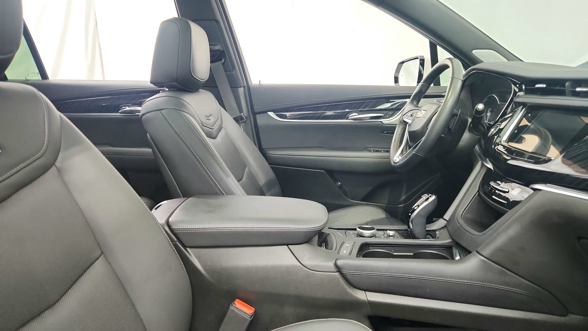 Certified 2024 Cadillac XT6 Premium Luxury w/ LPO, Floor Liner Package AWD/4WD image 30