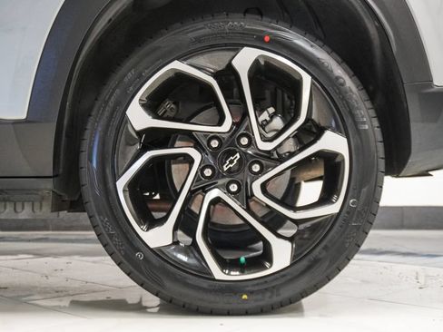 Used 2024 Chevrolet Trax RS w/ Sunroof Package FWD image 36