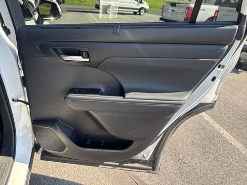 Used 2023 Toyota Highlander XLE image 17
