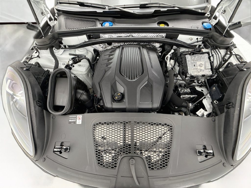Certified 2025 Porsche Macan AWD/4WD image 29