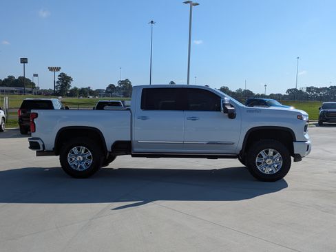 Used 2024 Chevrolet Silverado 2500 High Country w/ High Country Premium Package AWD/4WD image 7