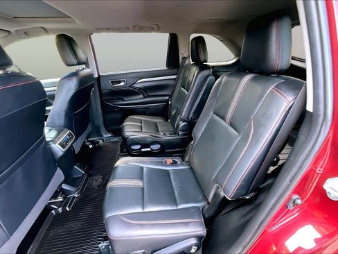 Used 2019 Toyota Highlander SE w/ Nightshade Edition AWD/4WD image 20