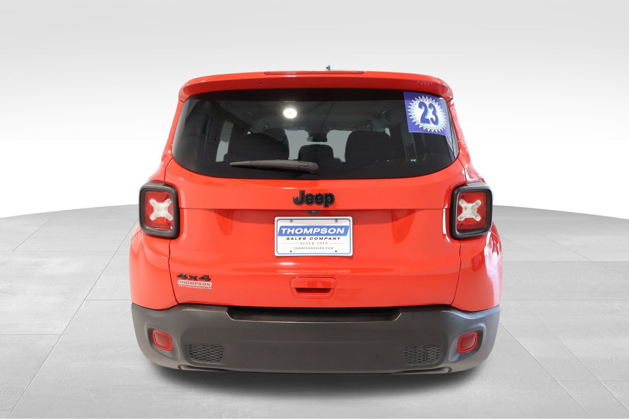 Used 2023 Jeep Renegade Latitude AWD/4WD image 3