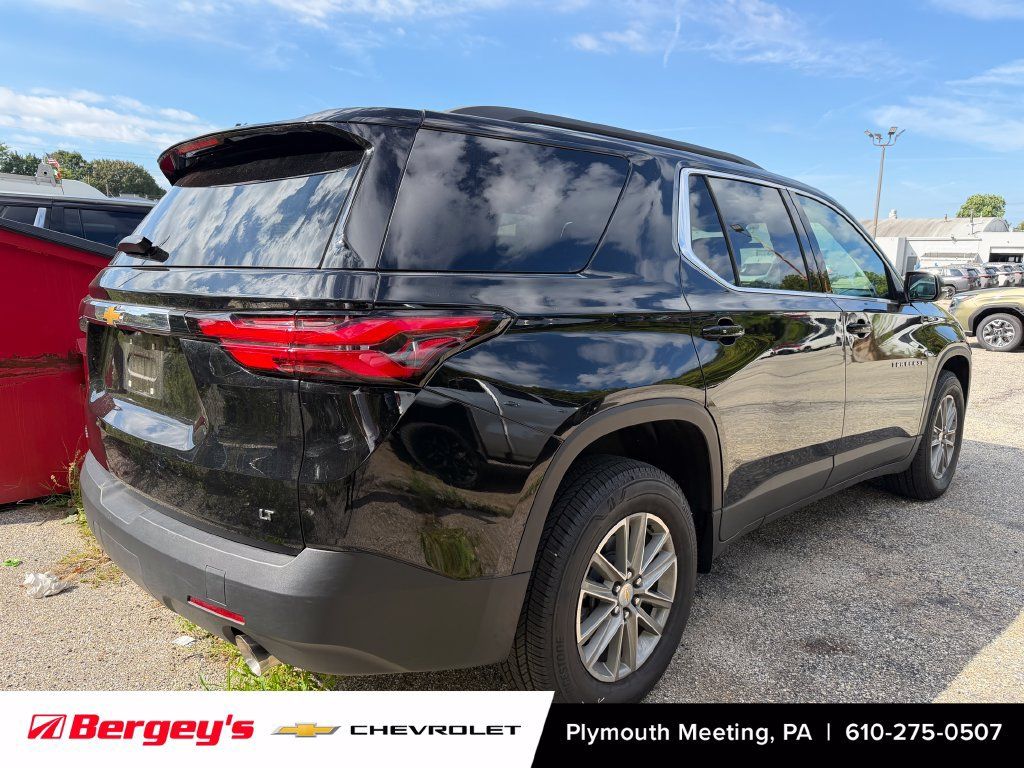 Used 2023 Chevrolet Traverse LT w/ LPO, Cargo Package FWD image 2