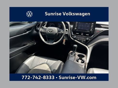 Used 2022 Toyota Camry SE FWD image 1