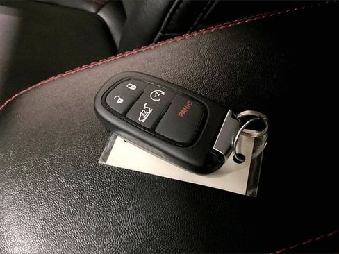 Used 2021 Jeep Cherokee Trailhawk w/ Comfort/Convenience Group image 11