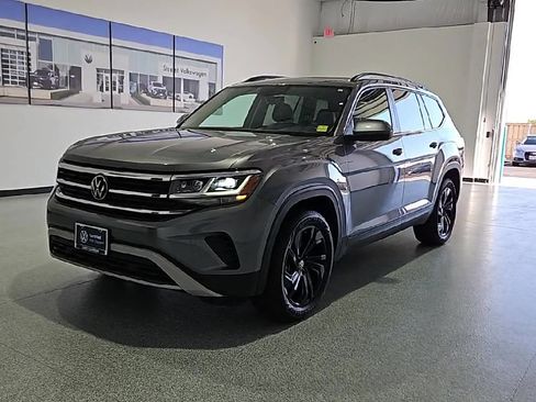 Certified 2023 Volkswagen Atlas SE w/ Panoramic Sunroof Package AWD/4WD image 4