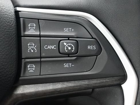 Used 2025 Jeep Grand Cherokee Limited w/ Black Appearance Package AWD/4WD image 7