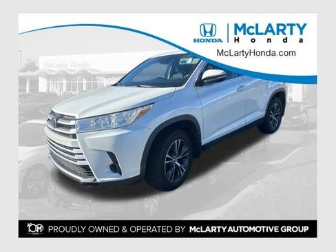 Used 2019 Toyota Highlander LE image 1
