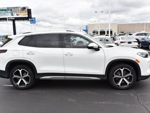 Used 2025 Volkswagen Tiguan SE AWD/4WD image 5