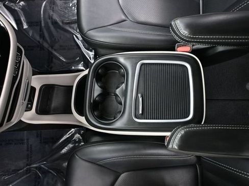 Used 2024 Chrysler Pacifica Touring-L FWD image 33