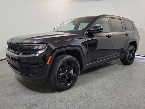 Used 2024 Jeep Grand Cherokee L Altitude RWD image 3