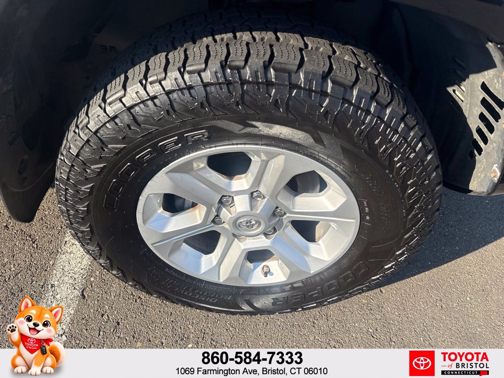 Used 2017 Toyota 4Runner SR5 AWD/4WD image 10