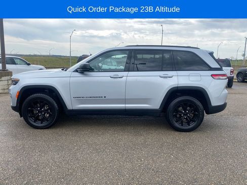Used 2024 Jeep Grand Cherokee Altitude AWD/4WD image 3