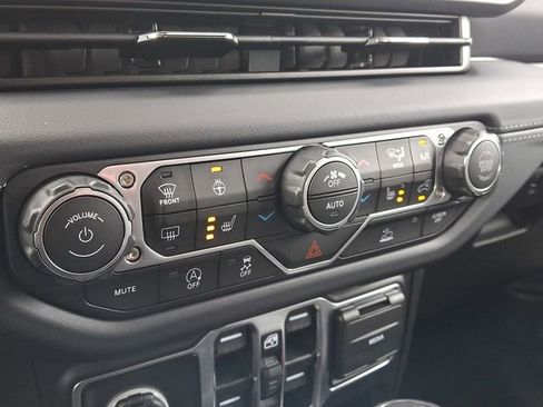 Used 2025 Jeep Gladiator Sport image 15