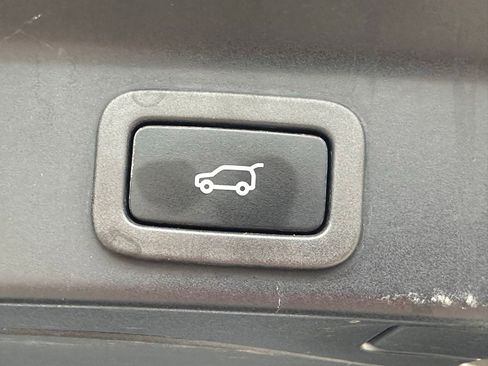 Used 2021 Jaguar F-PACE SVR image 17