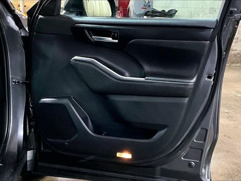 Used 2021 Toyota Highlander XLE image 23