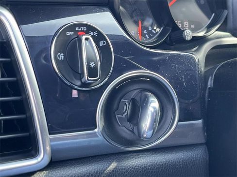 Used 2016 Porsche Panamera 2 image 22