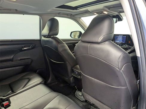 Certified 2025 Toyota Highlander XLE FWD image 30