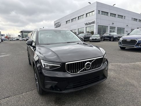 Certified 2025 Volvo XC40 B5 Core image 1