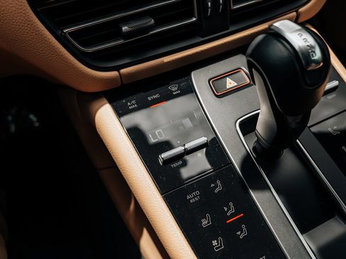Used 2024 Porsche Macan AWD/4WD image 35