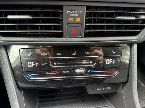 Used 2025 Volkswagen Jetta SE w/ Black Wheel Package image 18