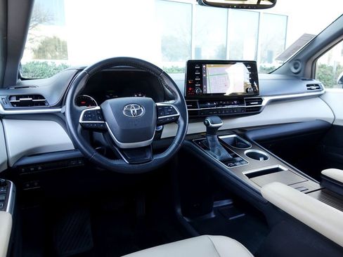 Used 2021 Toyota Sienna XLE w/ XLE Plus Package image 5