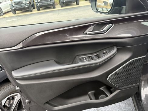 Used 2022 Jeep Grand Cherokee Laredo w/ Luxury Tech Group I image 19