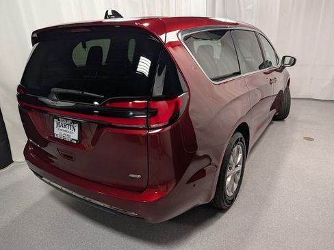 Used 2023 Chrysler Pacifica Touring-L AWD/4WD image 3