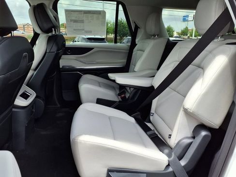 New 2026 Lincoln Navigator L Premier AWD/4WD image 16