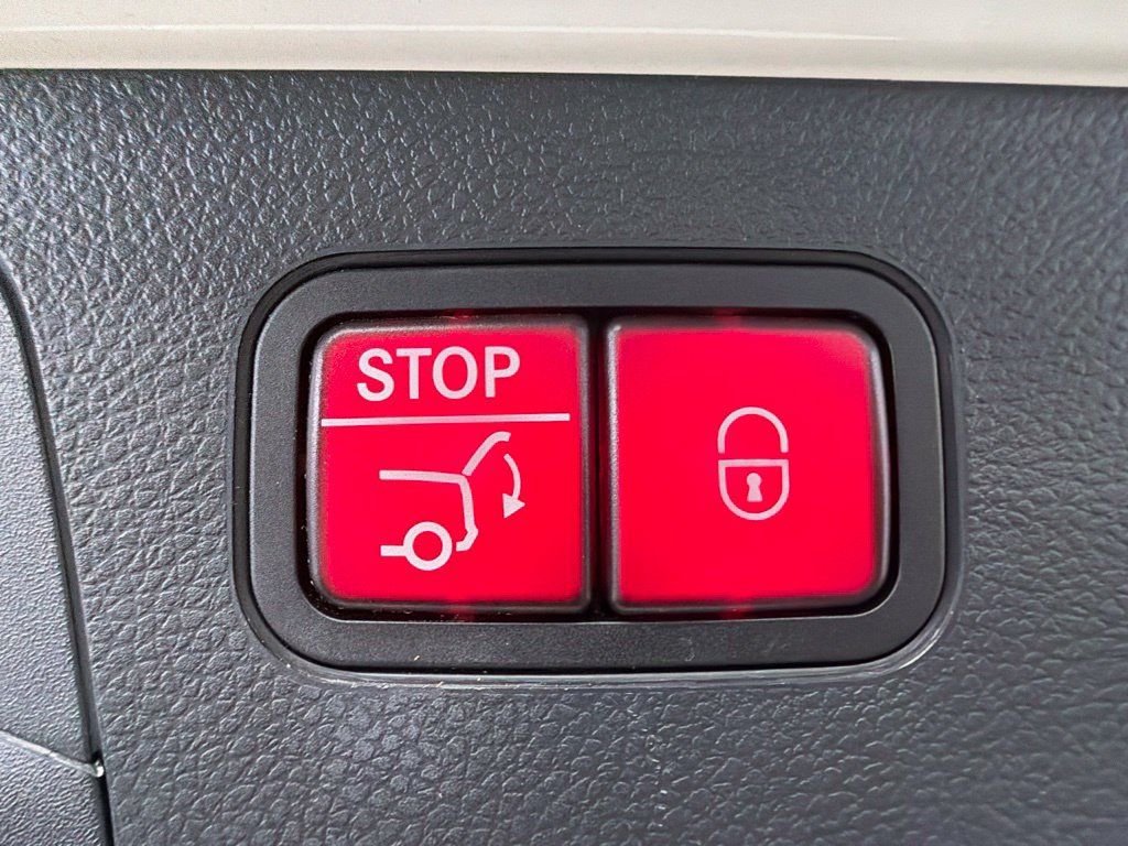 Used 2022 Mercedes-Benz GLC 300 w/ Premium Package Lite image 16