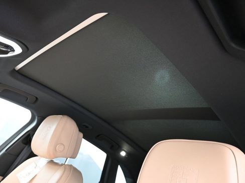 Certified 2025 Porsche Macan AWD/4WD image 24