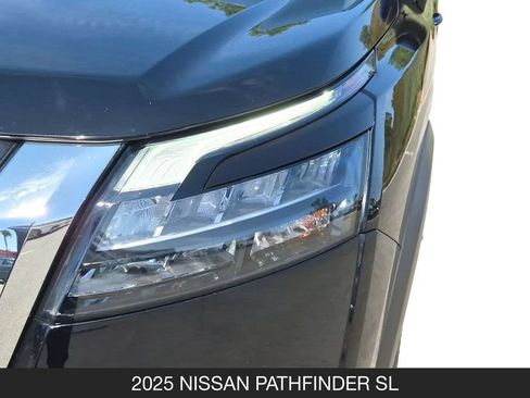 Used 2025 Nissan Pathfinder SL FWD image 10