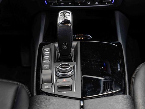 Used 2021 Maserati Levante image 13