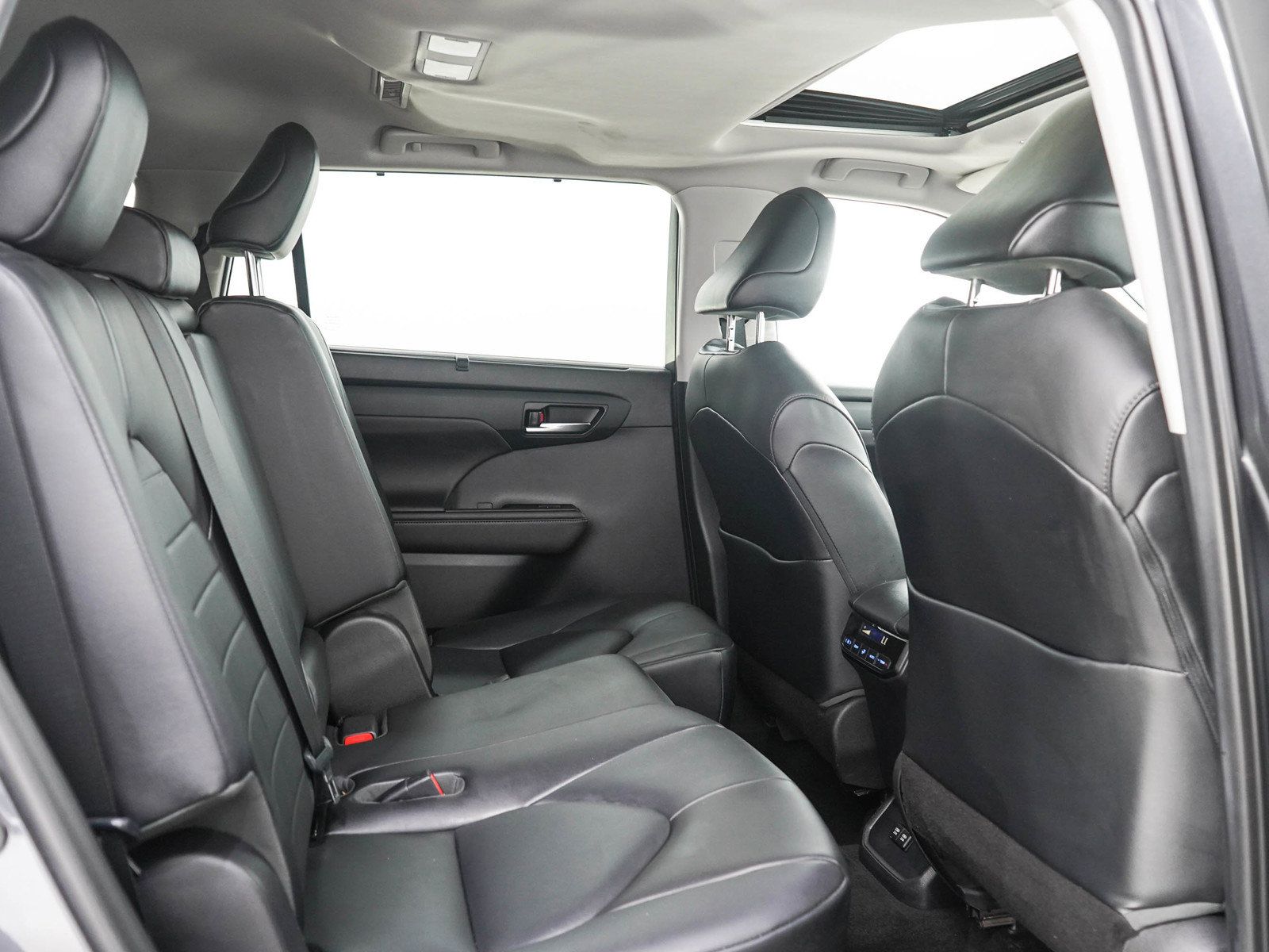 Used 2020 Toyota Highlander XLE AWD/4WD image 14