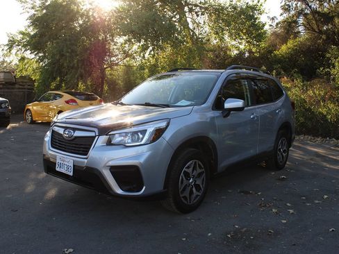 Used 2019 Subaru Forester Premium AWD/4WD image 3