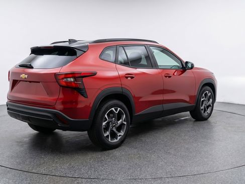 Used 2025 Chevrolet Trax LT FWD image 9