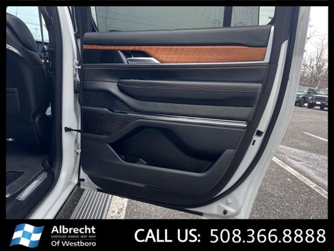 Used 2024 Jeep Grand Wagoneer L Series III AWD/4WD image 19
